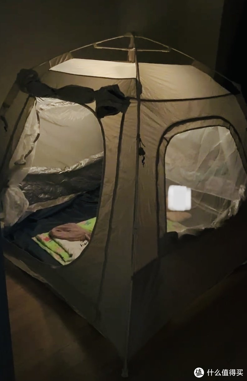 帐篷里有挂钩，刚好配上家里的小夜灯