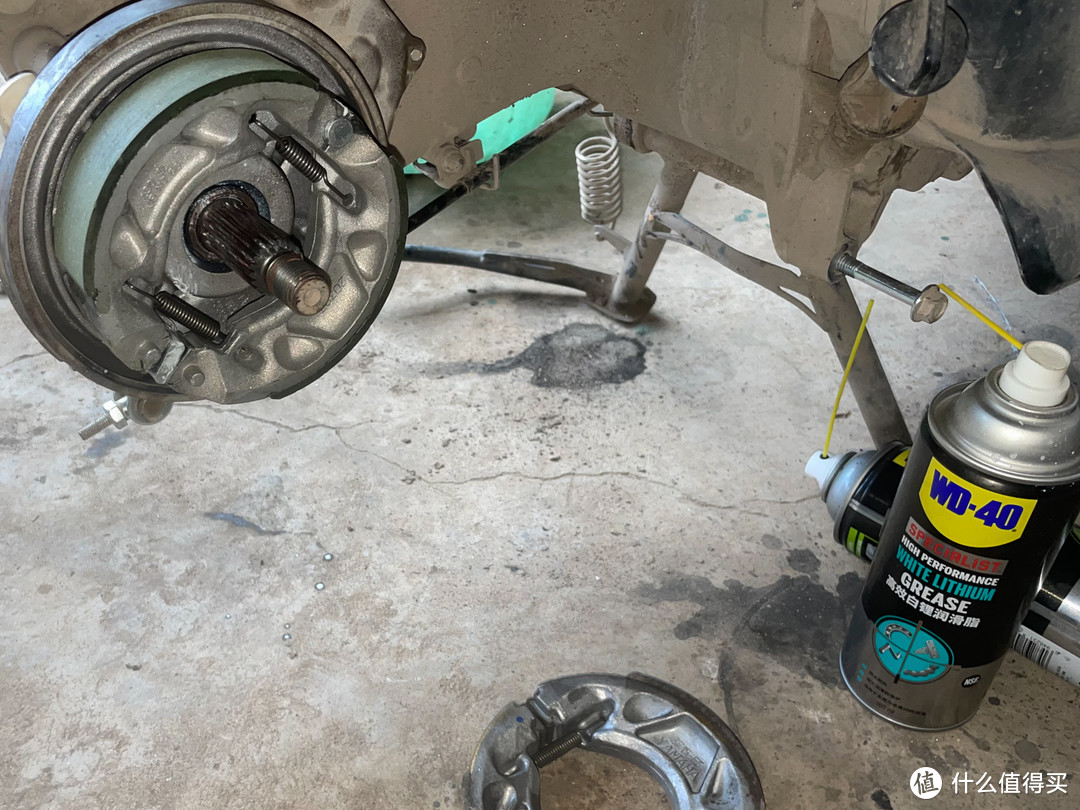 换新的刹车片前先清洗，刹车片金属接触部分喷涂白锂润滑脂，弹簧薄涂润滑油防锈