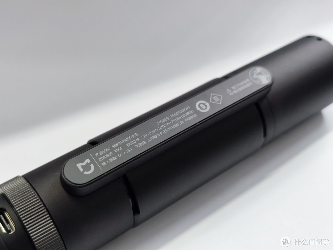 紧接下部一枚按钮,具有点按切换,小长按开关灯,长按求救三种功能,胿胶