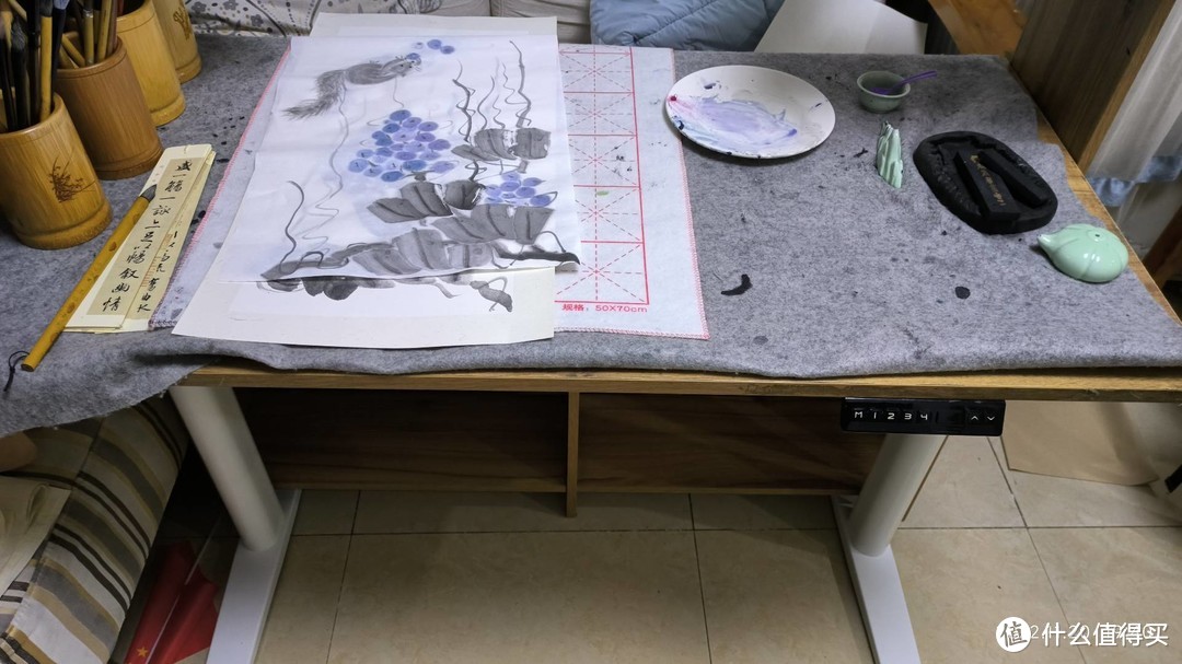 桌面是普通的实木颗粒板，旧物利用，暂时够用了