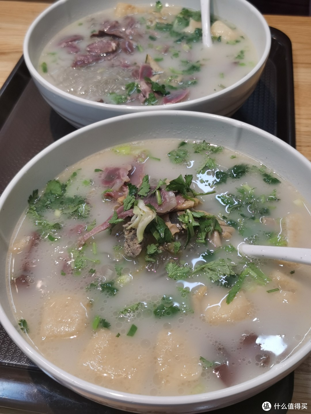 南京丨来鸭都的鸭得堡喝一碗鸭血粉丝汤，乳白色汤鲜味美，性价比高