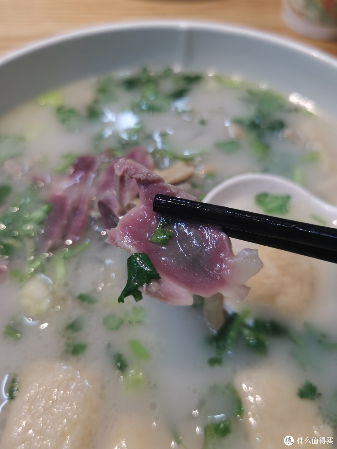 南京丨来鸭都的鸭得堡喝一碗鸭血粉丝汤，乳白色汤鲜味美，性价比高