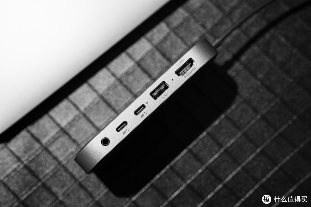 给我的Apple笔记本增加可用性的Satechi USB4 6合一拓展坞