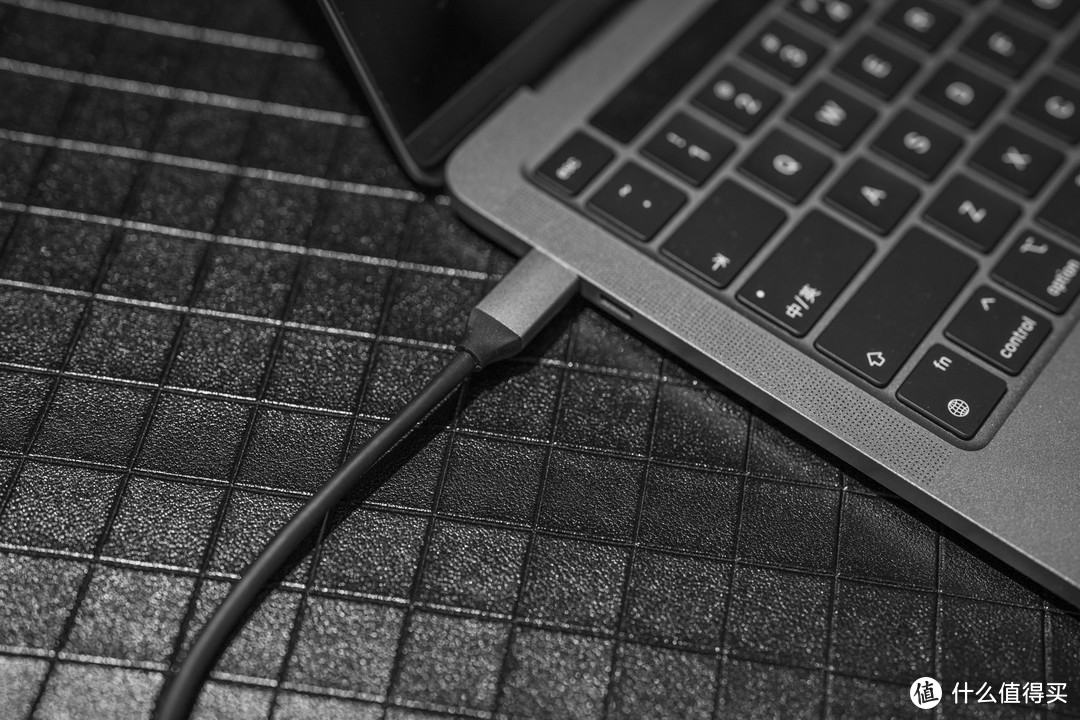 给我的Apple笔记本增加可用性的Satechi USB4 6合一拓展坞