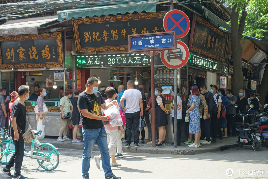 这家卖腊牛羊肉的店，排队的人真多。