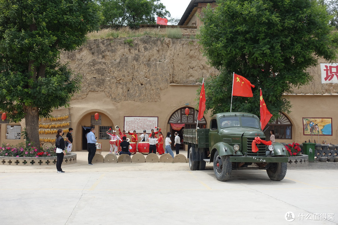 旅游团开去壶口瀑布时间有五个多小时，一般中午会停在北京知青旧居吃午饭。