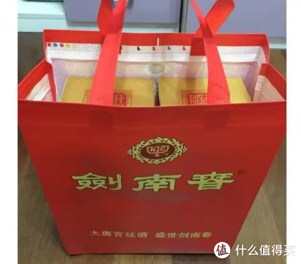 江苏一土豪买酒，女销售4句话遭耳光，为解气买4瓶茅台怒砸，为啥