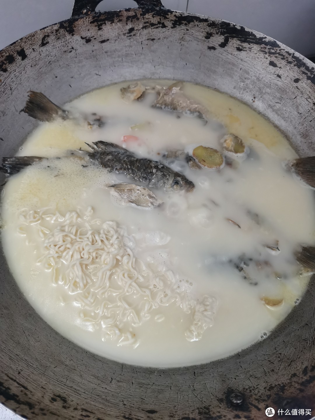 家里有个两岁的宝宝，每次做鱼汤都会给他放面条和虾仁，一大碗都能吃光光