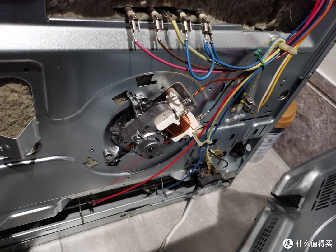 从烤箱背后拆开看到的接线发现有三面安装了发热电炉丝