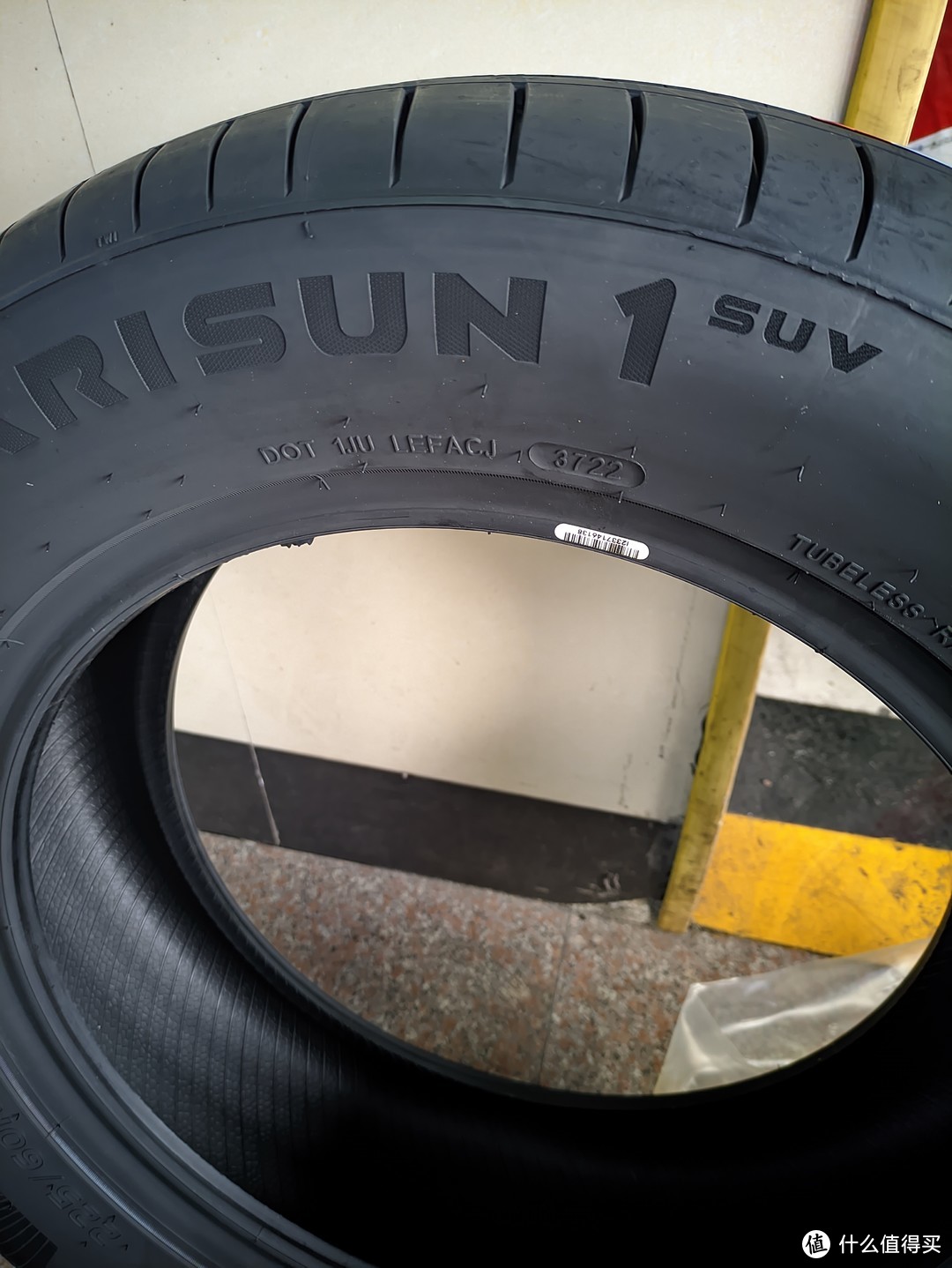 轮胎到安装店了,先验明正身收到轮胎有两种生产日期,3722和4022分别