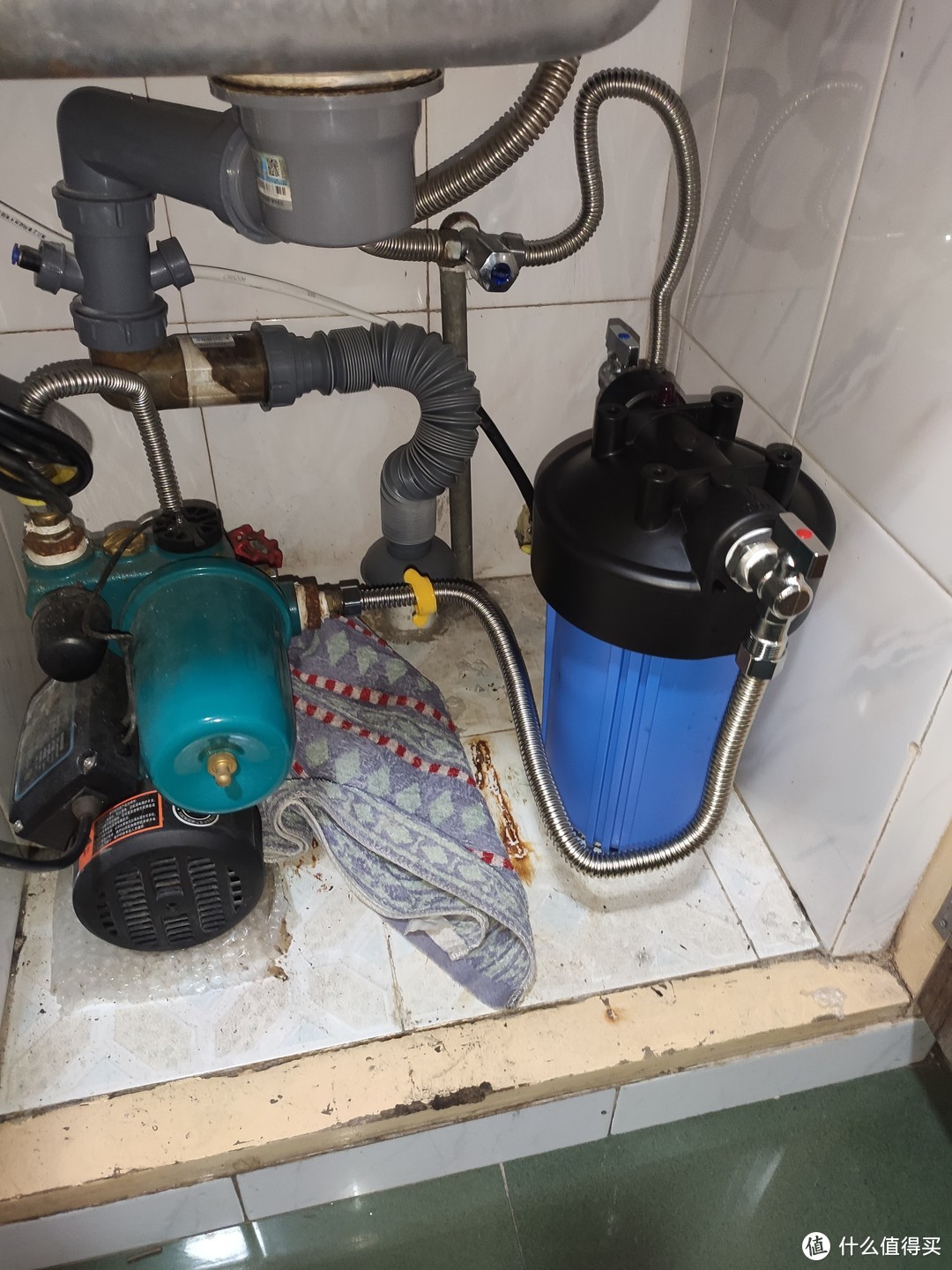 先把进水PP过滤装好到总进水管水泵前级上。