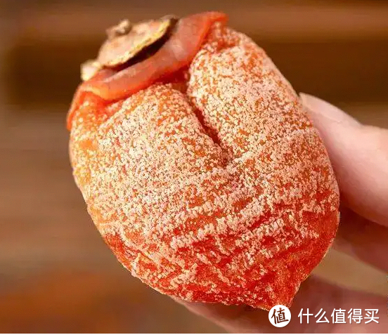 富平柿饼所呈现出来的长扁的形状，果肉白里透红