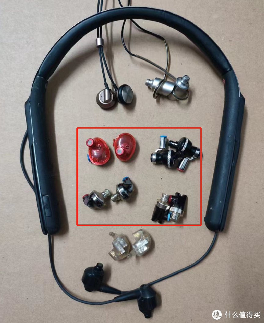 家里翻出来的一些耳机，红圈中就是当时买的部分chi-fi耳机。右上角宝华C5