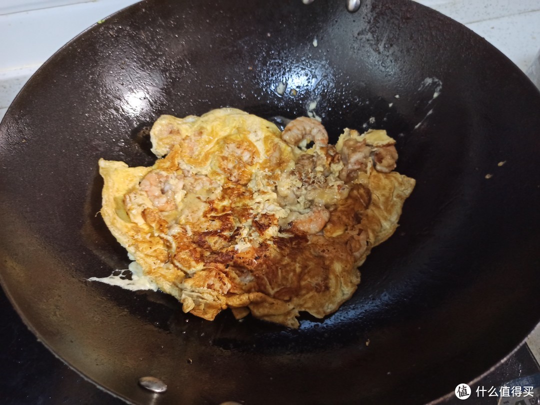 滑嫩鲜香的鸡蛋炒虾仁，做起来很简单的。