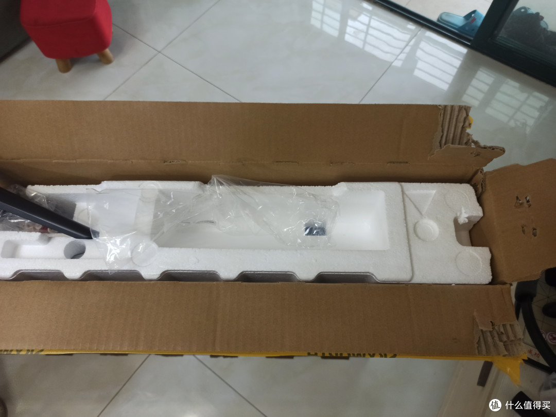泡沫包裹的还很严实.打开以后,最上方的就是两个电视的座架.