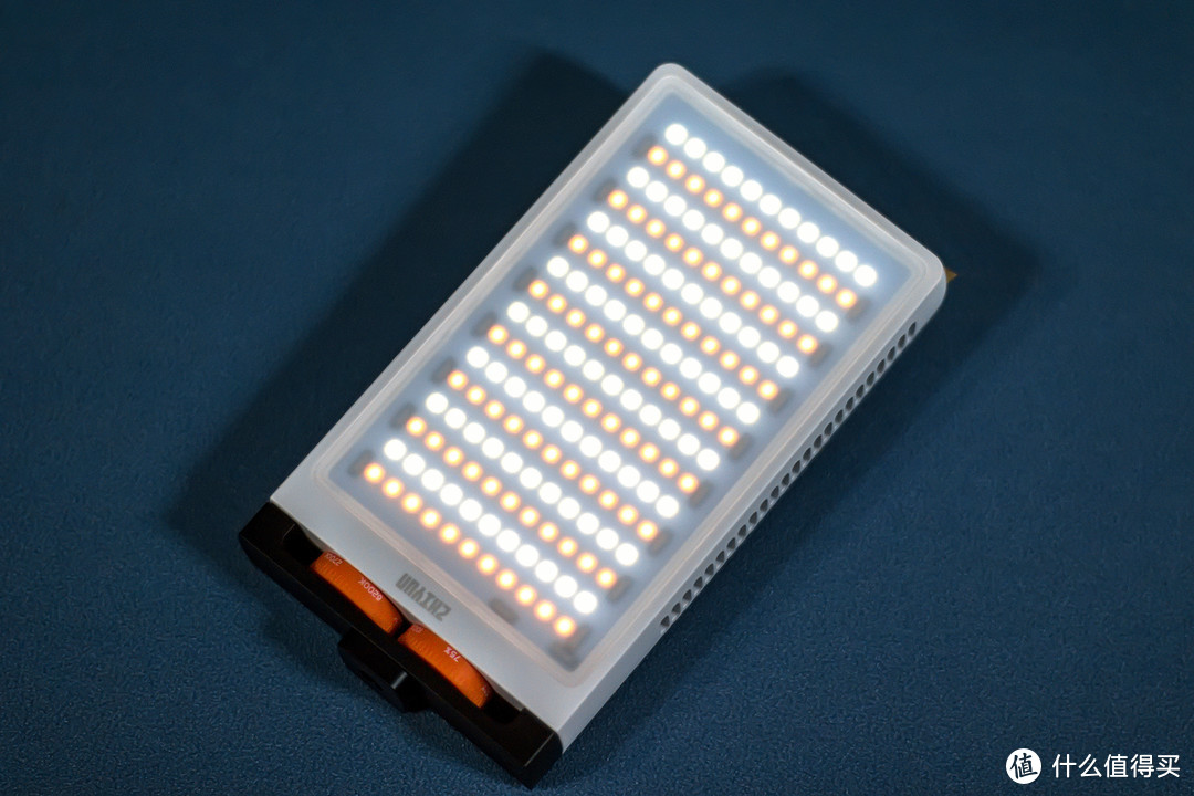 轻巧便携高亮度，内置锂电池随时可用，智云五倍M40口袋灯评测