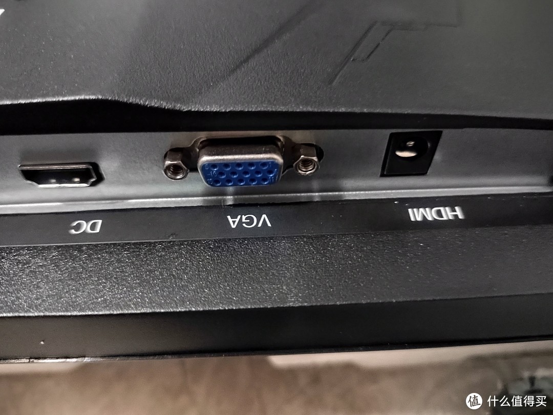 接口展示，除了电源外有一VGA接口和一HDMI接口。不过DC和HDMI印反也是醉了，怪不得便宜。