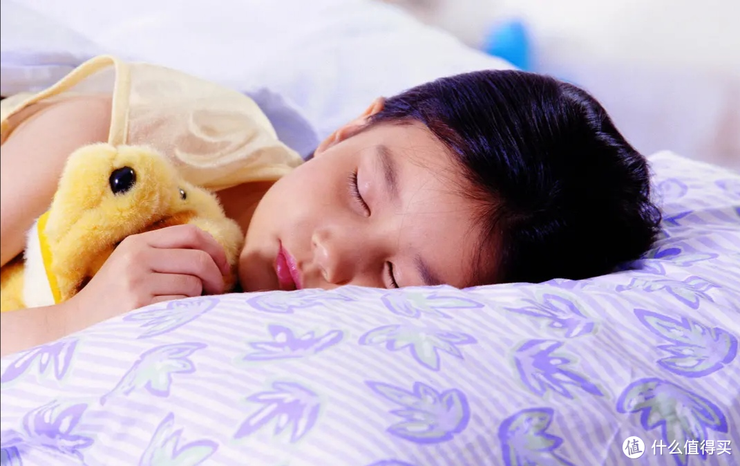 ​如何顺利地和孩子分房睡？选对儿童床很重要！实木床是更优选吗？