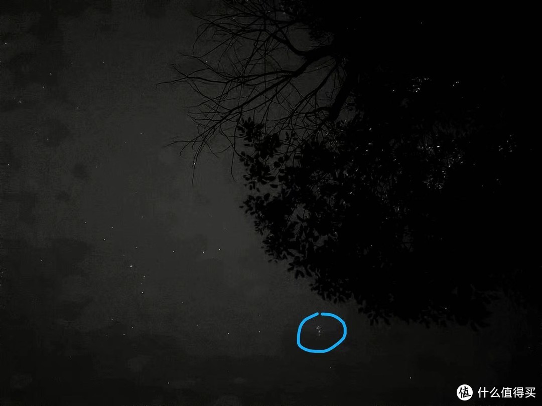 圈出来的就是昴宿星团，这张是手机曝光了15秒，再调对比度才显现的，肉眼看就是一个暗淡的星斑