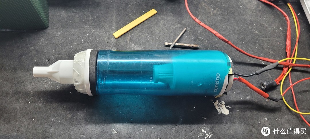 水杯锯开做腔体，香氛盒做隔离电机和滤芯的固定内壳