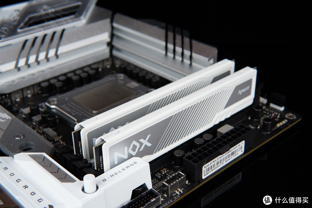 13代酷睿的高性价比搭档，宇瞻NOX暗黑马甲DDR4白色套装内存