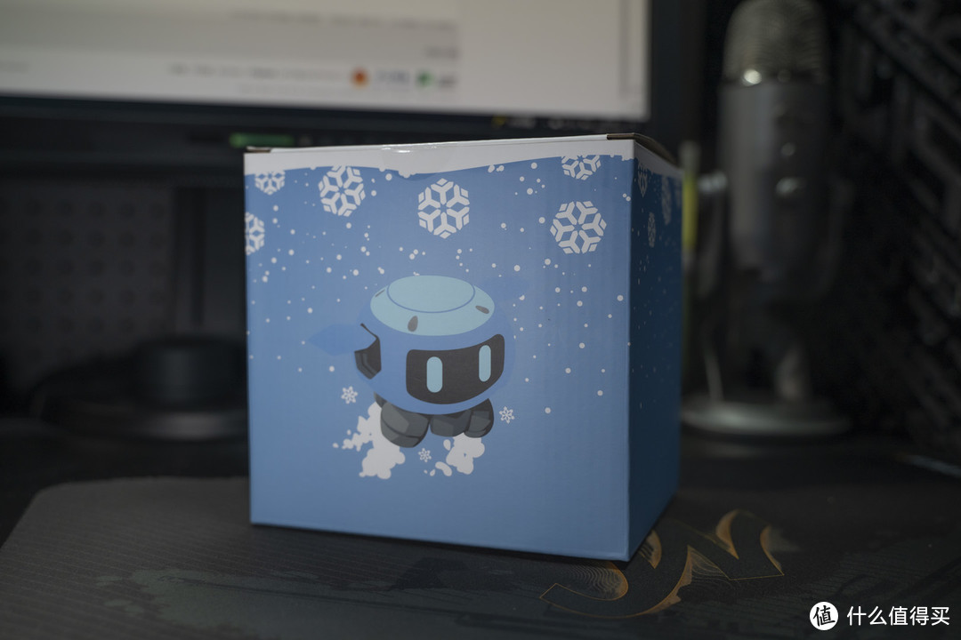  打开快递包装，一个很四四方方的蓝色小盒子，正面印着小美的雪人。