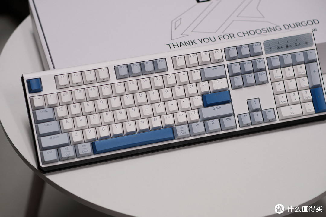 杜伽K610w白光版机械键盘：雾蓝下的阵阵回声