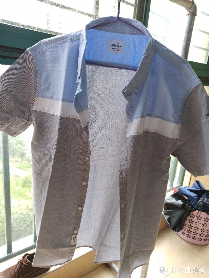 反向操作很省钱，冬天购买夏季短袖：牛津纺拼色短袖衬衫。