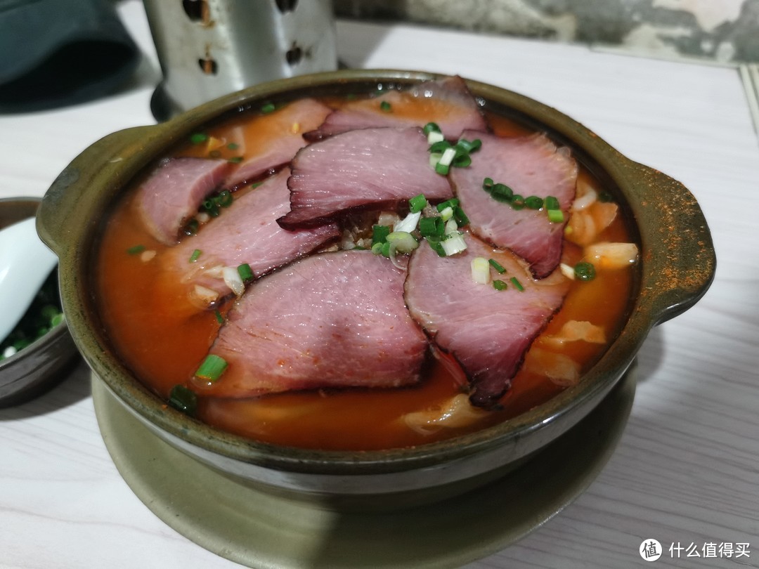 千户苗寨丨惠农酸汤砂锅粉，满满的腊肉和火腿肠，真的实惠！
