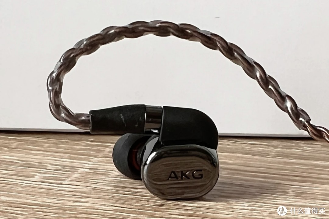 耳机发烧友最爱的AKG N5005  /超群的单元素质，奢华的配件。