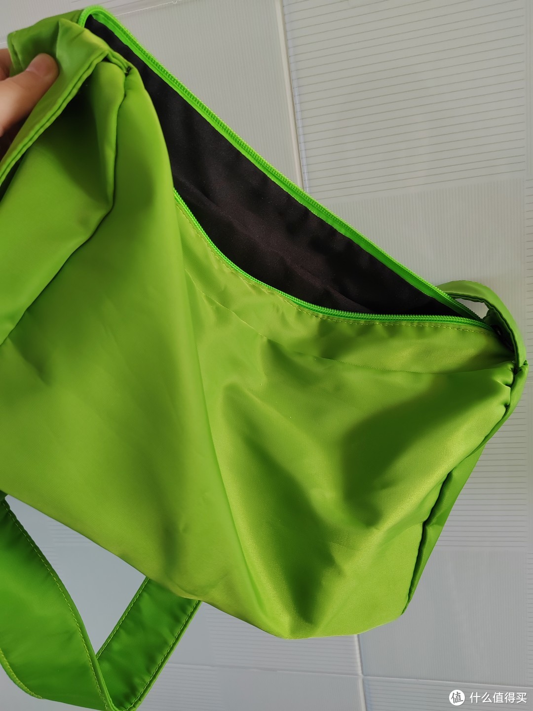 绿色斜挂包才是最流行的包！