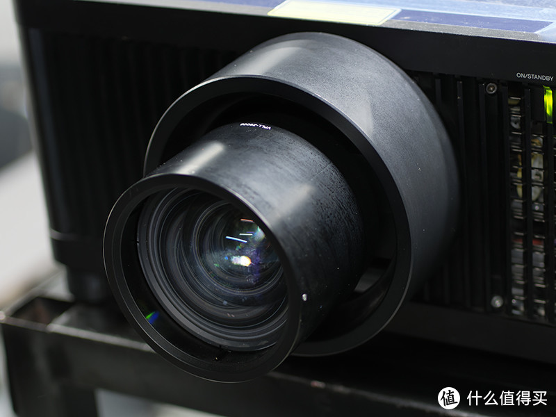 为了满足长时间高亮度4K超高清画面投射的需求，VPL-GTZ380配备了超大口径的全玻璃电动对焦和变焦镜头