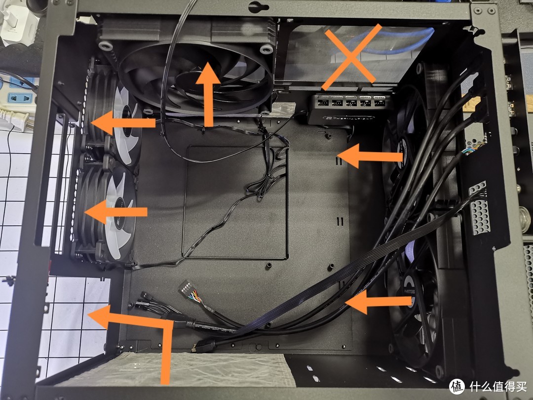 这个机箱风道的设计就比较合理。电源有自己的独立风道，单独从下部进风，后出风，不参与机箱内部风道。而机箱的主风道，主要由前进风，后出风和上出风组成，取消了下进风（众所周知，机箱放置的时候外面底部灰尘比较多，这样也避免了变成底部吸尘器）。而顶部第一个风扇位我不安装风扇是为了不跟CPU抢风（这个位置的风扇安装就比较尴尬，无论采取进风方式还是出风方式，都会对前部直吹cpu的冷风产生干涉影响，不装反而能形成前部直吹cpu散热的贯穿风）。