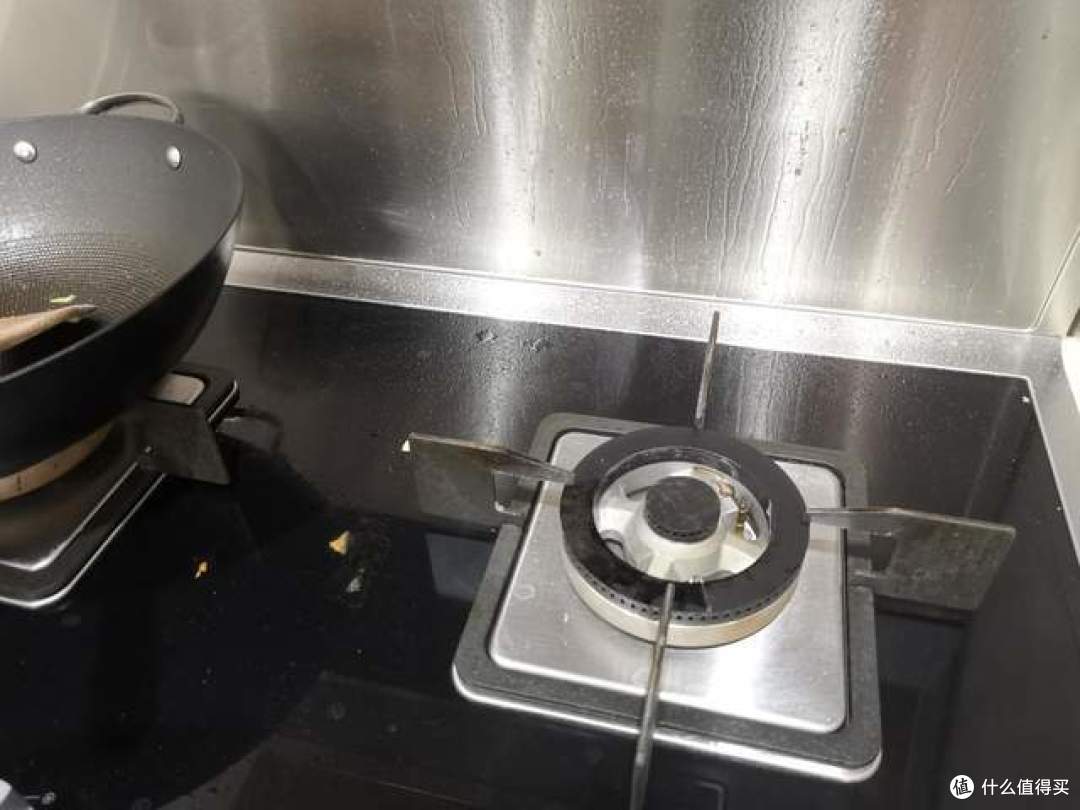 怎样清洗油烟机太厚的油垢？大多数用这几种方法，成本低效果好