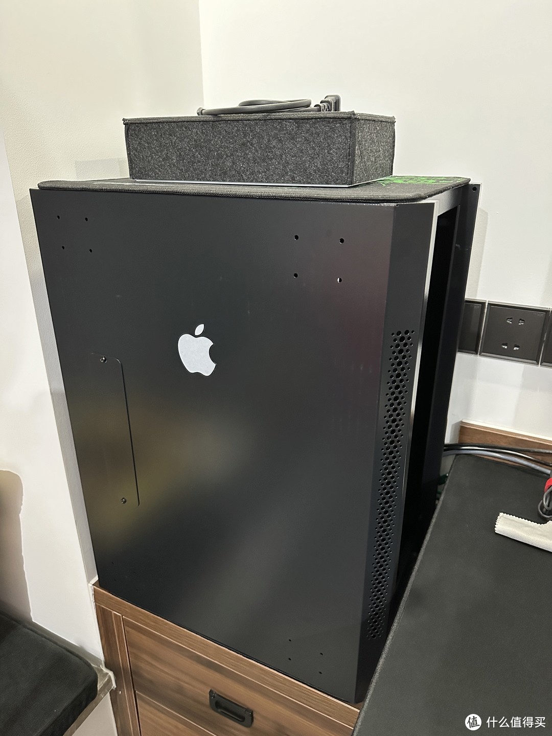 一个立起来的6U机柜，作为果粉，苹果的贴纸不能少，而它目前也成为了XBox的底座