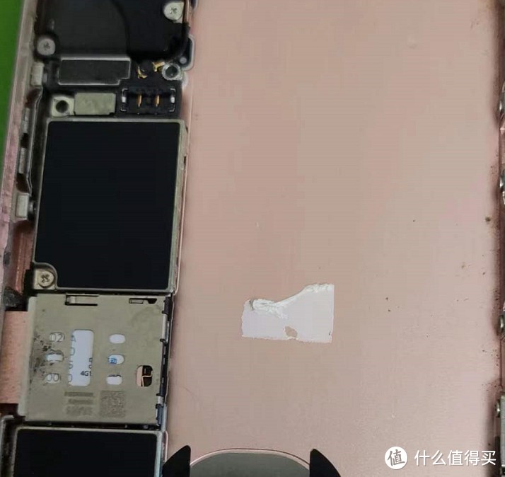 iPhone6s拆下来的电池胶只有少量的粘在手机背板上