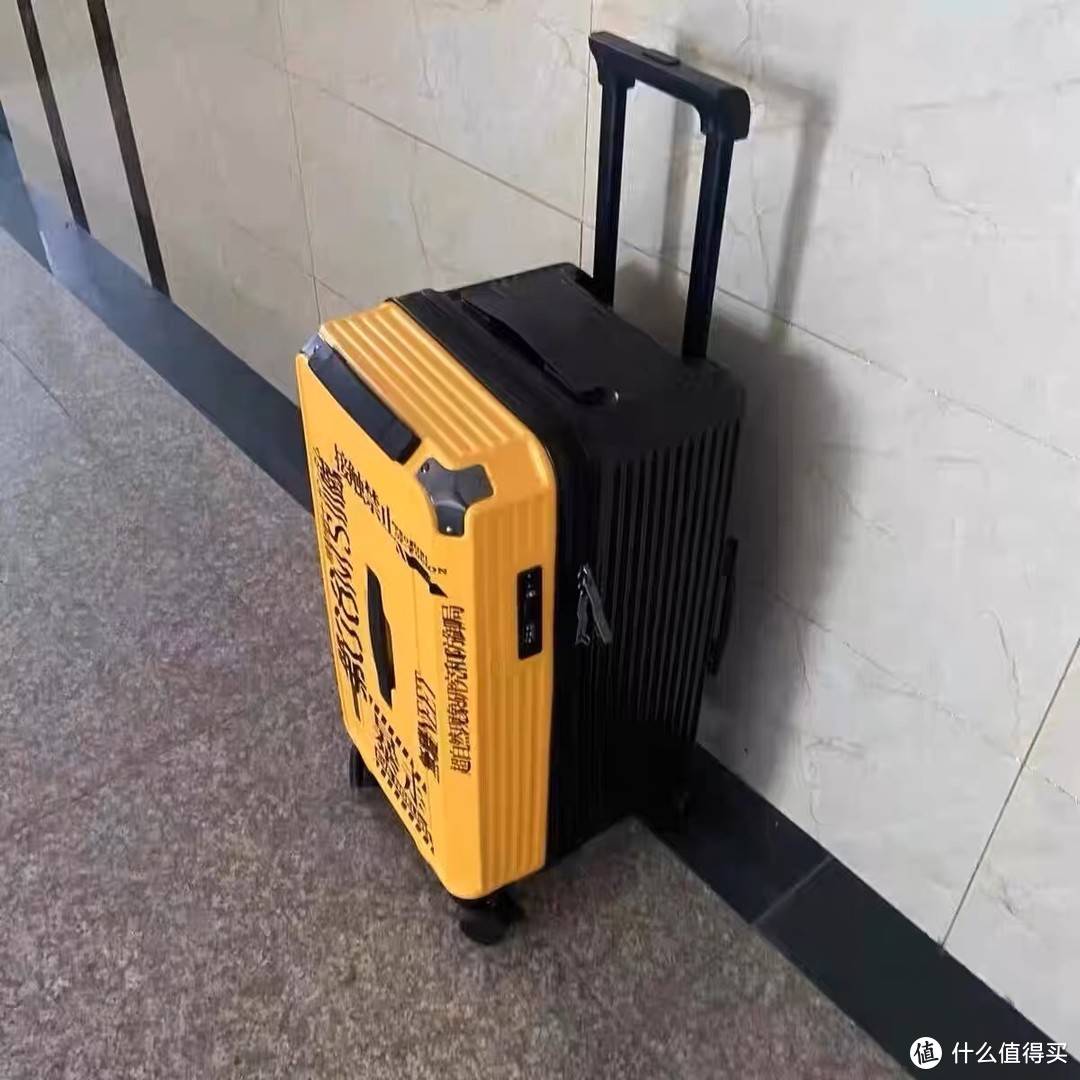 黄黑撞色，非常可爱的一个宝藏行李箱