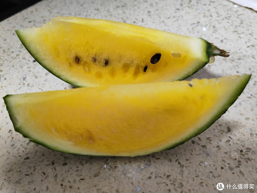 冬天我实现了西瓜自由,黄色的小吊瓜皮薄瓤黄,非常的可口好吃.