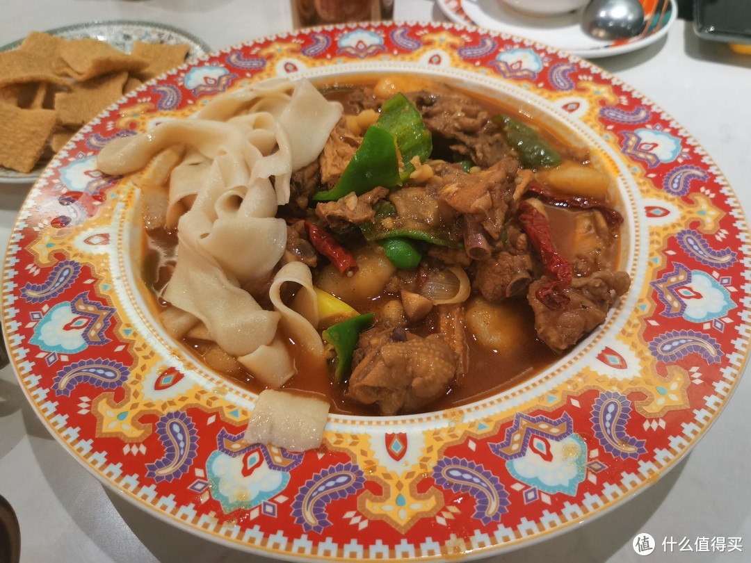 大盘鸡、椒麻鸡、新疆奶茶，牛肉炒饭，塔哈尔新疆菜性价比十足，味道好吃！