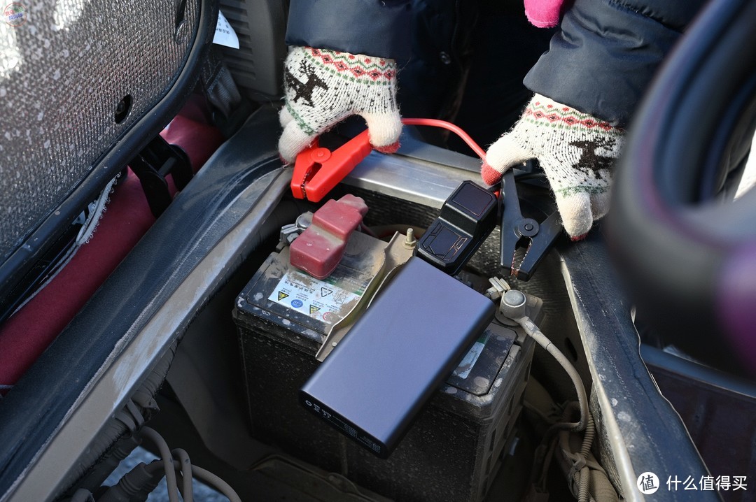 专治油车没电的应急电源，紧急启动还能给手机充电