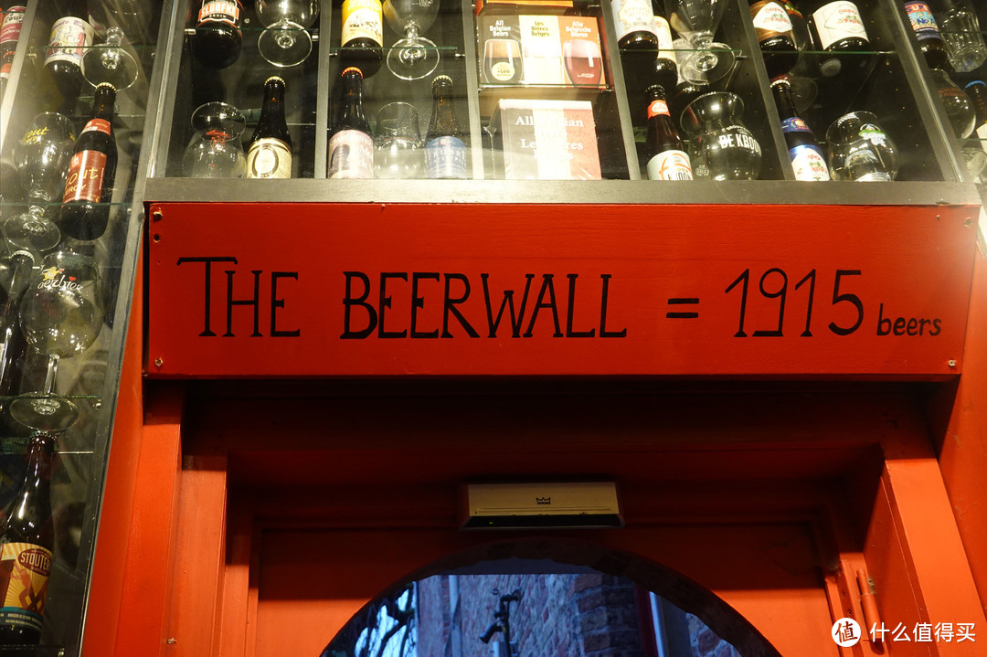 墙上有1915瓶啤酒。