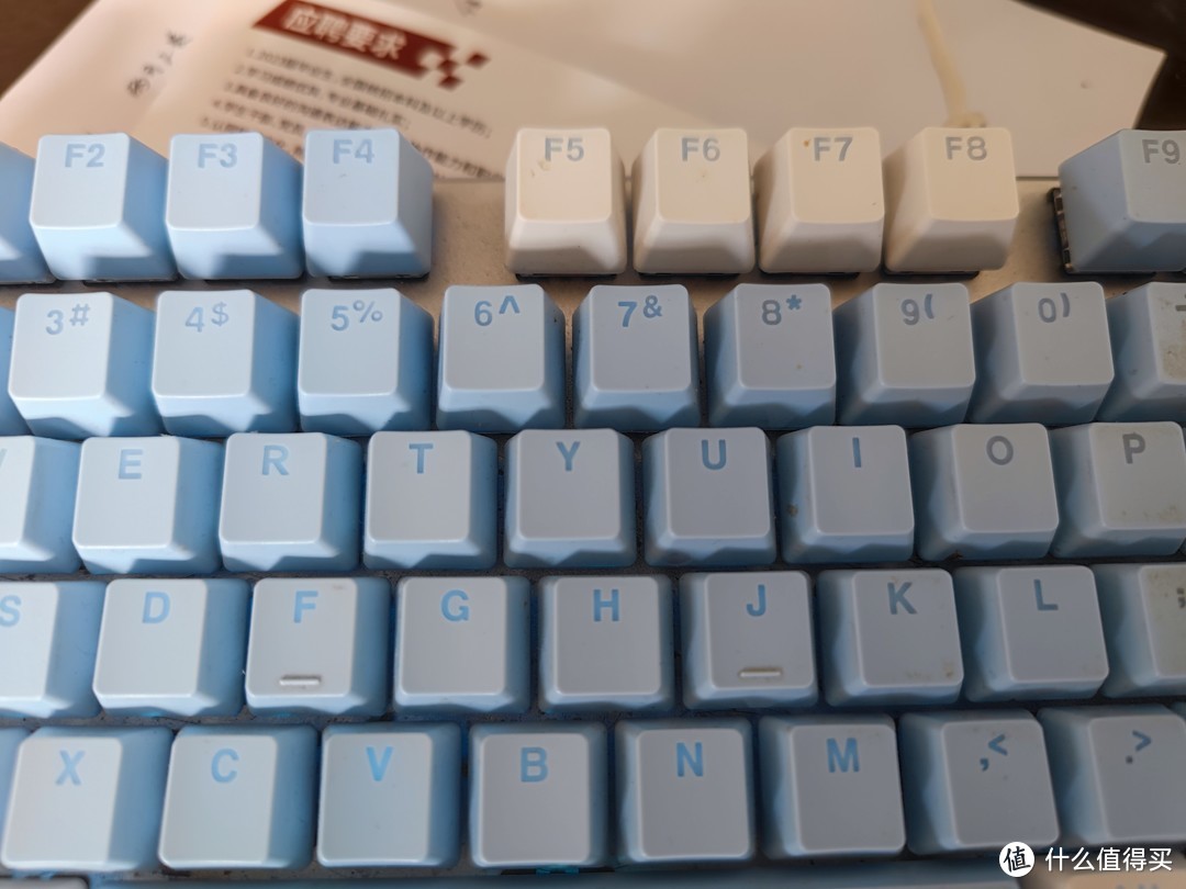 达尔优蓝白地中海机械键盘。