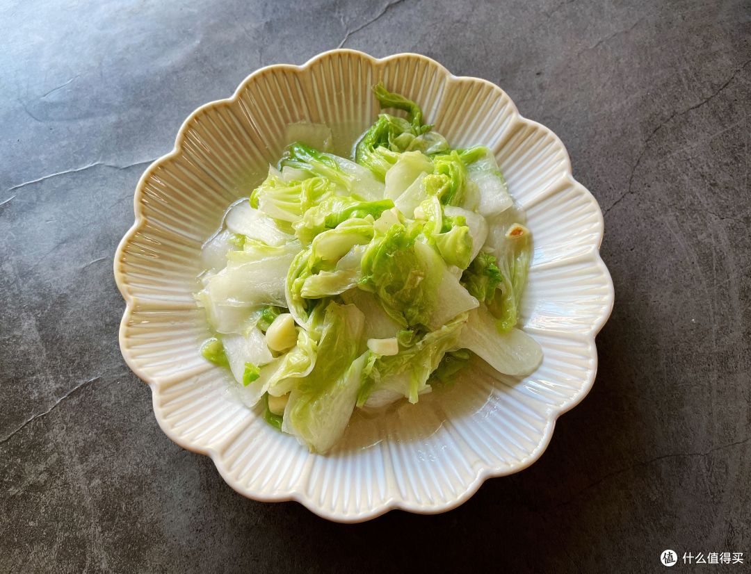 清炒水白菜原材料:水白菜,大蒜,盐,猪油.