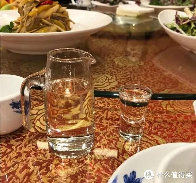 河南杨大爷挖十坛“老酒”送女儿出嫁，宾客：俺们不喝，这为何？