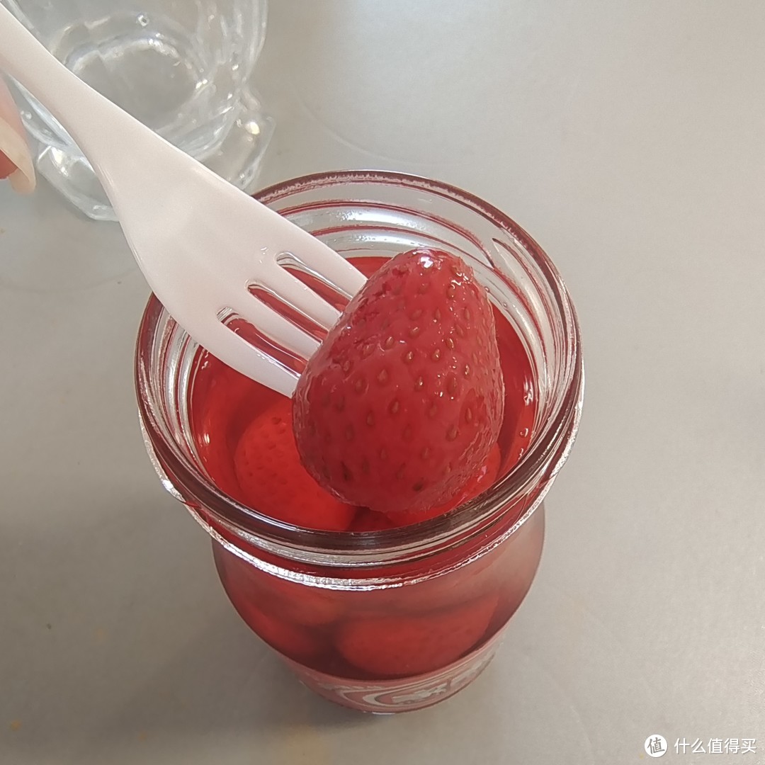 QQ弹弹有嚼劲的草莓罐头，吃完心情都变好了～