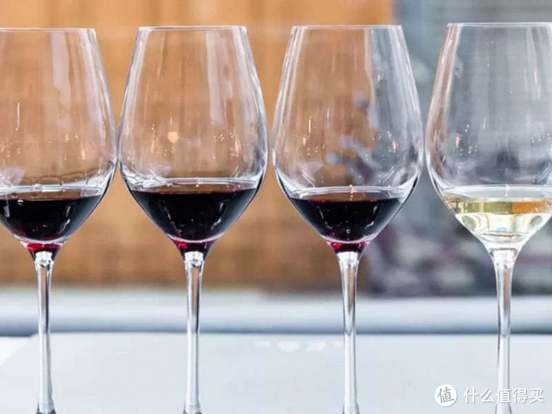 明明是一瓶红葡萄酒，为什么背标还写了白葡萄，难道是假酒？