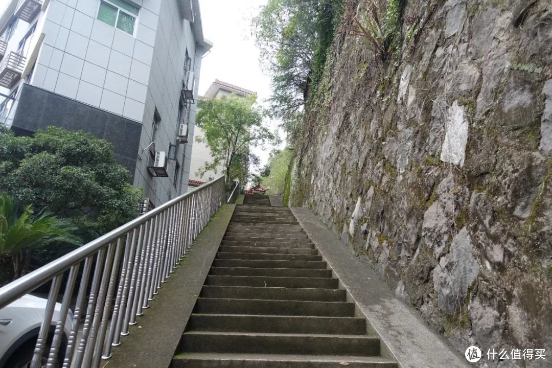 建在山坡上的居民楼