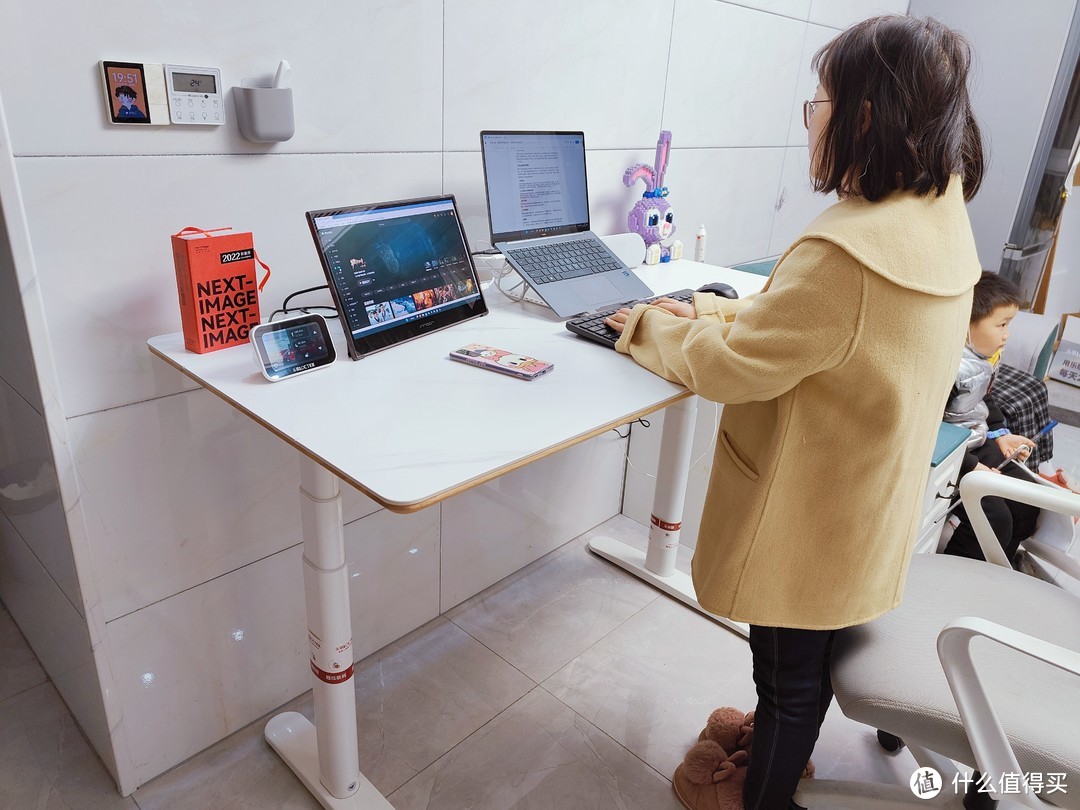 告别久坐，乐歌iE6升降桌体验，一款既智慧又稳固的办公桌