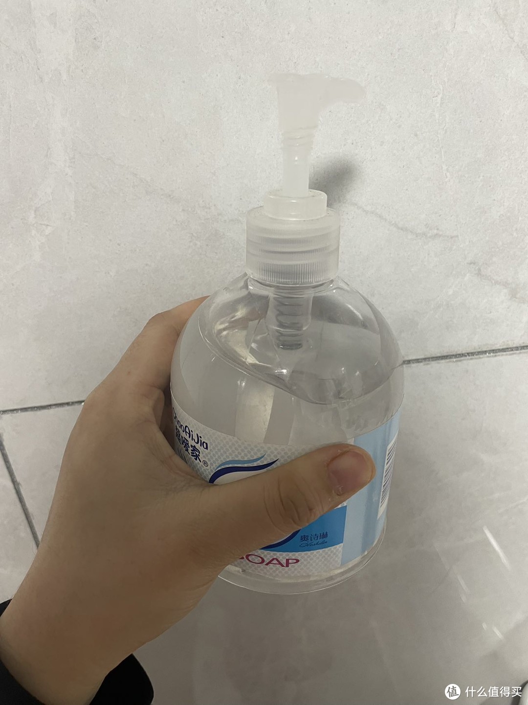 超大的一瓶洁净抑菌的洗手液