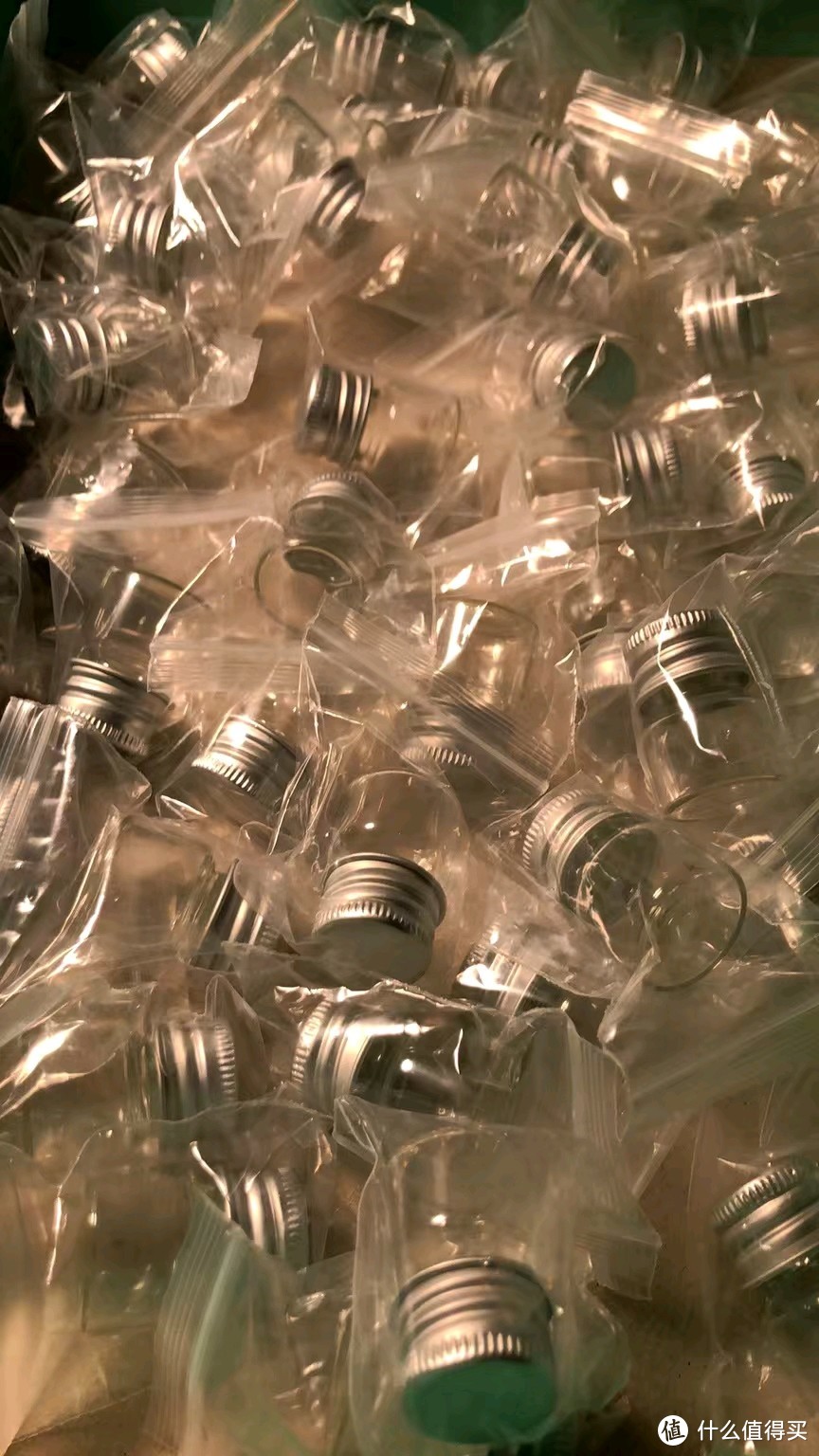 玻璃瓶带铝制小盖子。